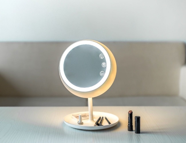 JUNO — an intelligent makeup mirror